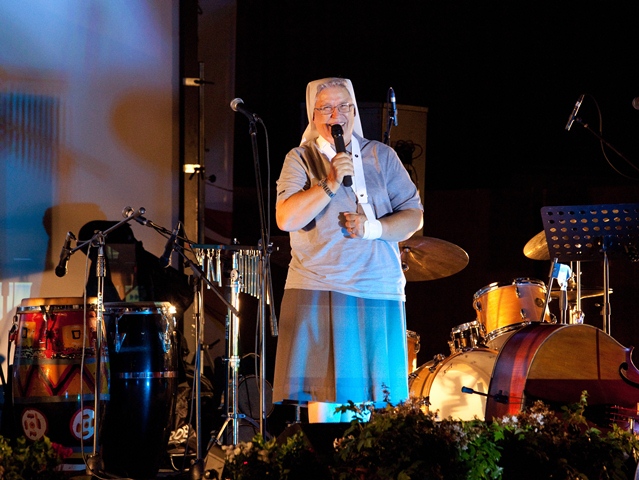 laura braccio al collo