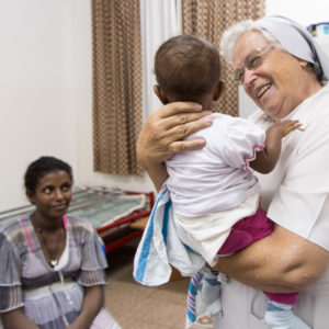 suor Laura Girotto con la piccola Mahlet e la sua mamma