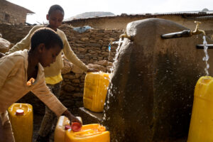 bambini prendono acqua al pozzo